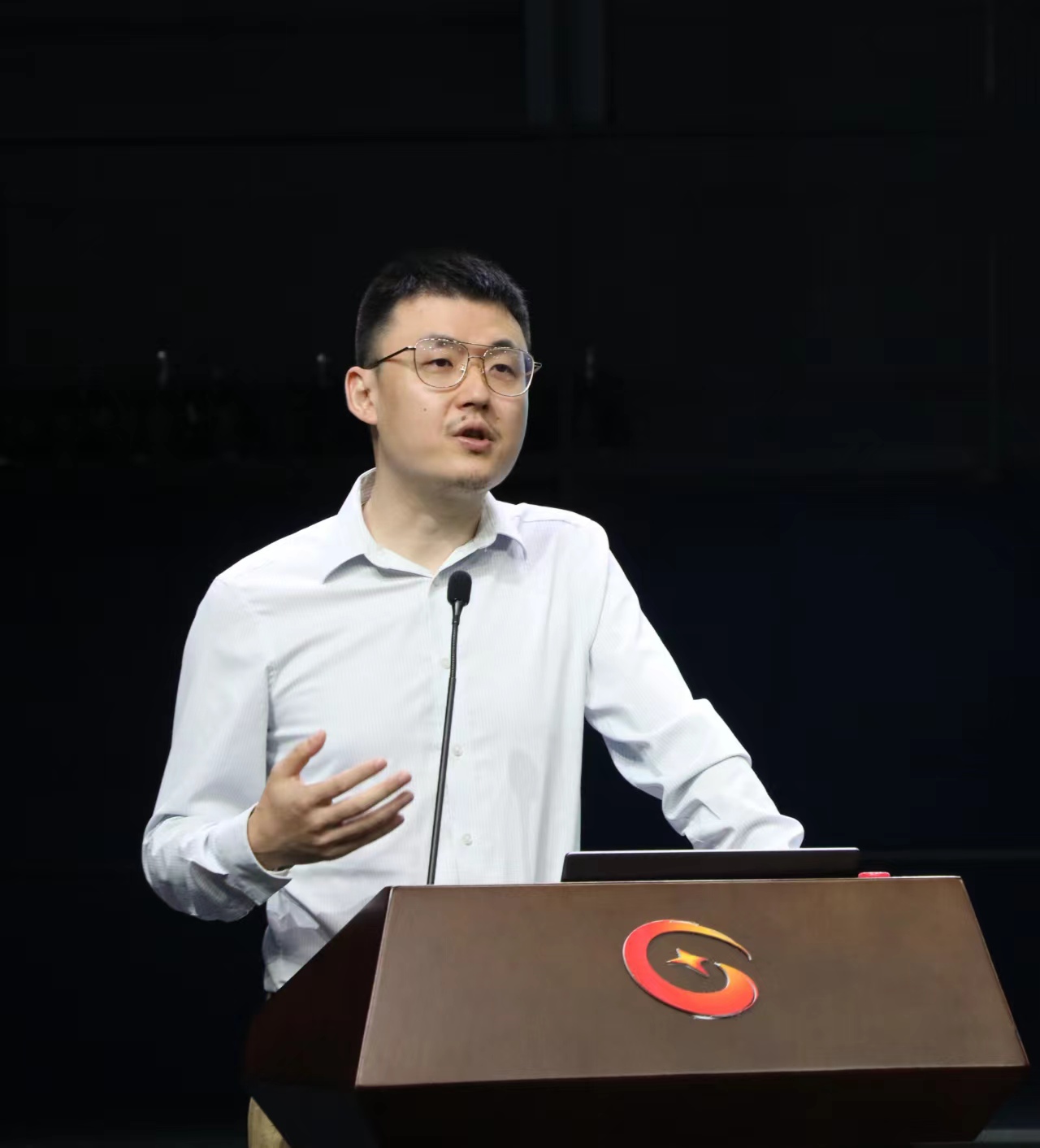 何亚虎.jpg