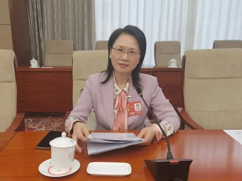 2023罗主委参加全国人代会照片1.jpg
